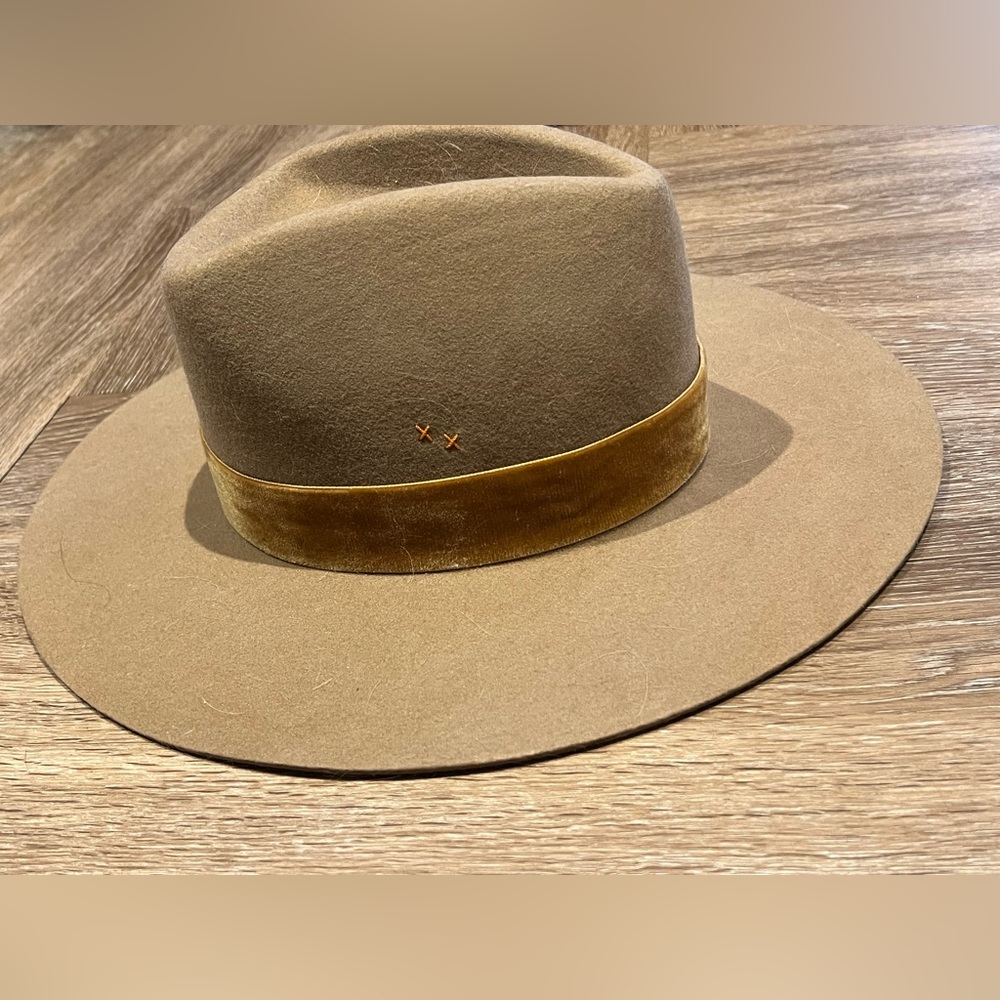 Lack of color NEVER WORN hat size L